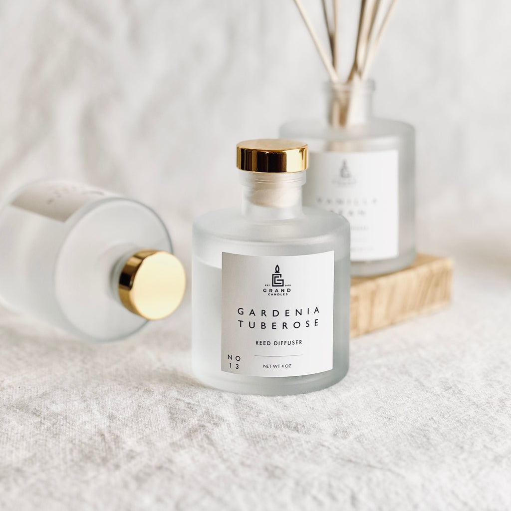 Essential Oil Diffuser, Floral Reed Diffuser with Essential Oils, Botanicals and Gardenia Flowers, for Home Office, Bedroom and Bathroom